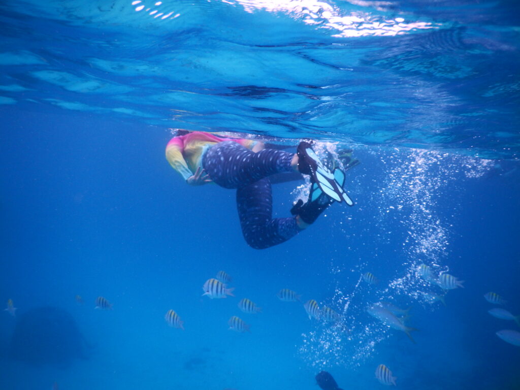 A Project Dragonfly student snorkeling in The Bahamas.