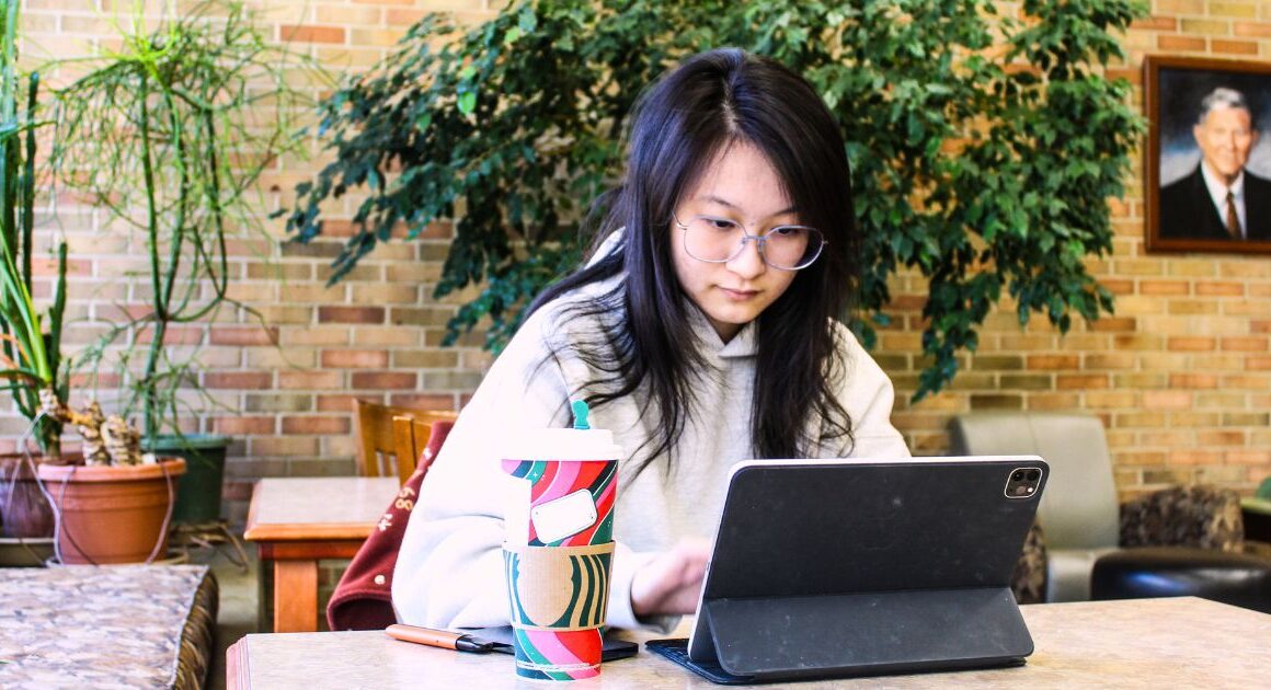 Woman at her ipad using time management techniques for her schedule.