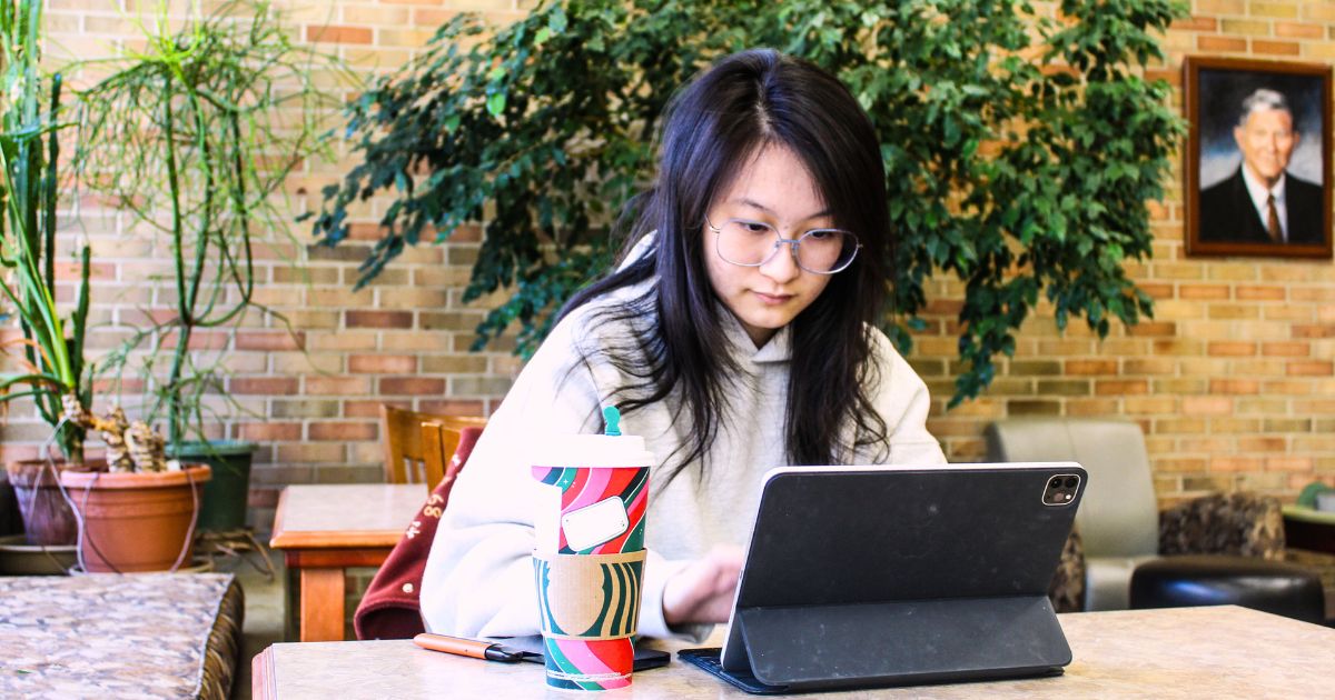 Woman at her ipad using time management techniques for her schedule.