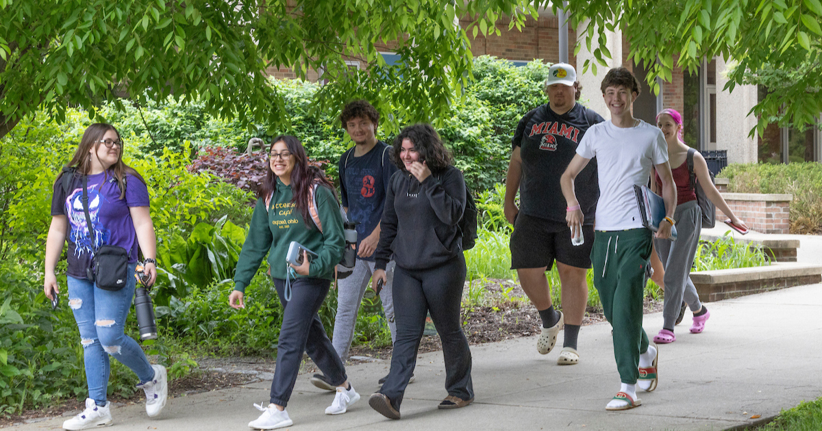 Students walking to an on campus transfer student week event.